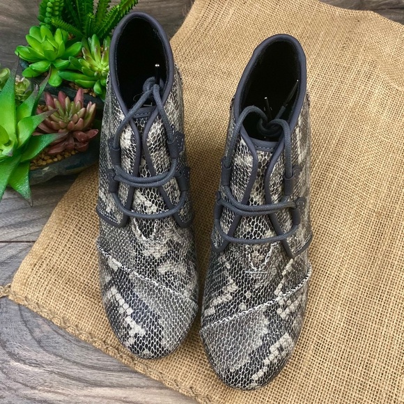 NEW Toms Kala Snakeskin Print Wedge Booties - Picture 2 of 10